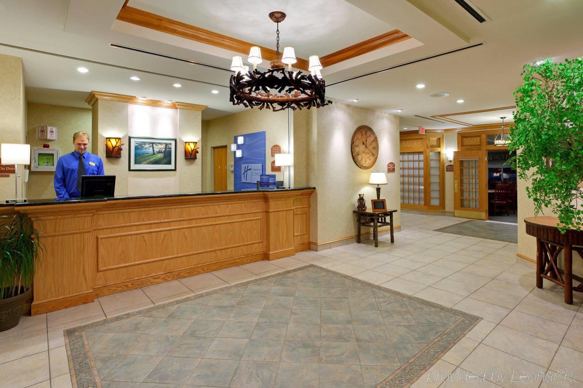 Holiday Inn Express Hotel & Suites Watertown - Thousand Islands By Ihg Zewnętrze zdjęcie
